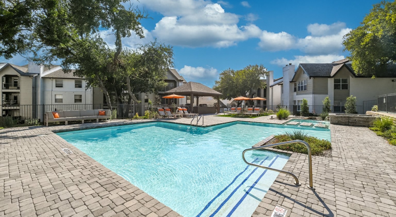 2 Sparkling Swimming Pools 2 Sparkling Swimming Pools